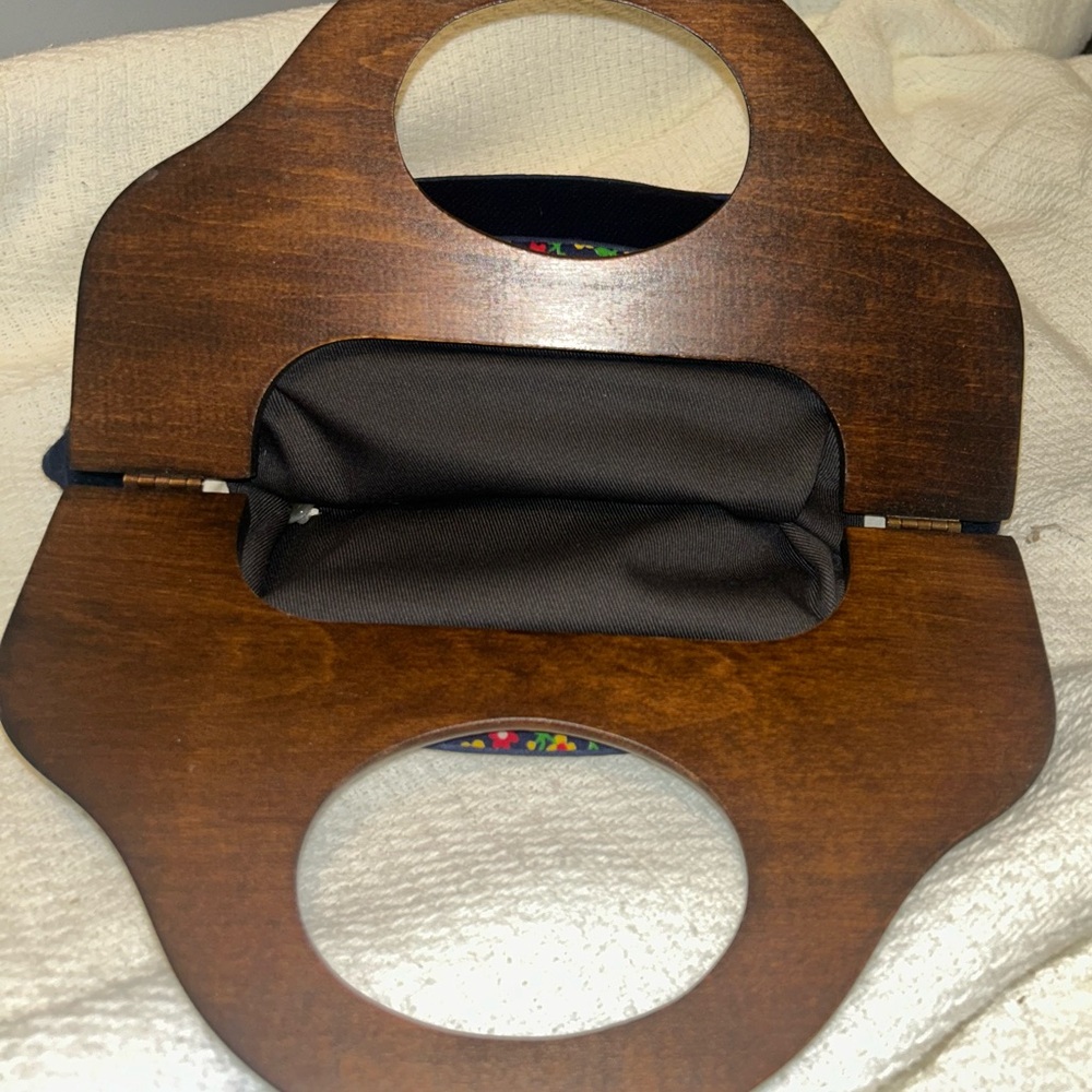 Cute retro looking handbag - Picture 2 of 4